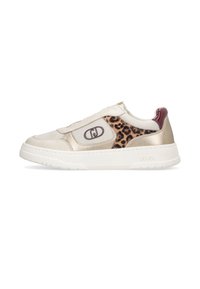 Beige Sneaker mit weißer Sohle, Leopardenmuster-Detail, burgunderfarbener Fersenlasche, Mesh-Obermaterial und dunkelbraunem Logo an der Seite.