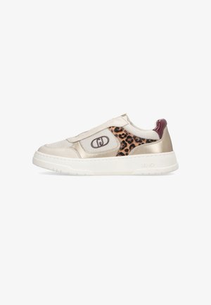 Beige Sneaker mit weißer Sohle, Leopardenmuster-Detail, burgunderfarbener Fersenlasche, Mesh-Obermaterial und dunkelbraunem Logo an der Seite.