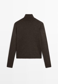 Brown turtleneck sweater, made of knit material, with long sleeves and a fitted collar, featuring a solid texture and cropped silhouette.