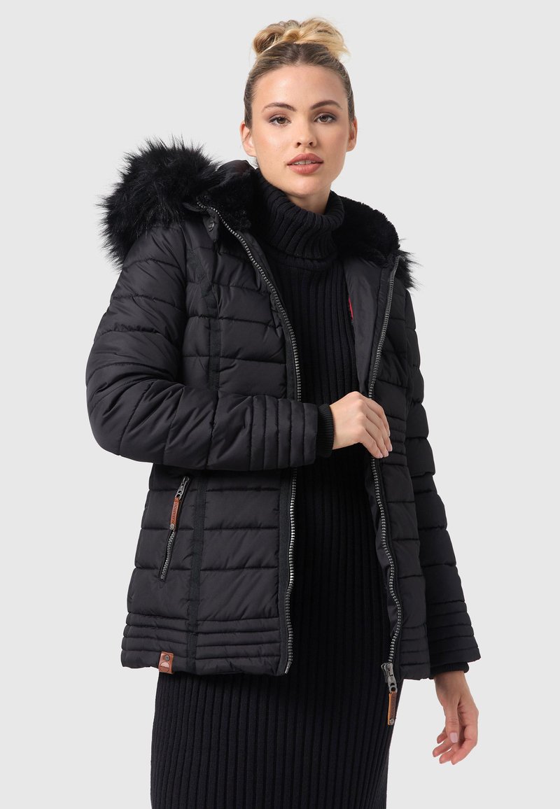 Schwarze Pufferjacke mit einer Kapuze aus Kunstfell, Reißverschluss vorne, Seitentaschen, gerippten Bündchen und horizontal gestepptem Design.