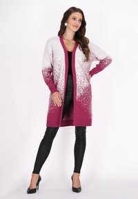 Cardigan lungo grigio chiaro con una sfumatura di borgogna scuro all'orlo e alle maniche, caratterizzato da un maglione a trama e un design aperto davanti.