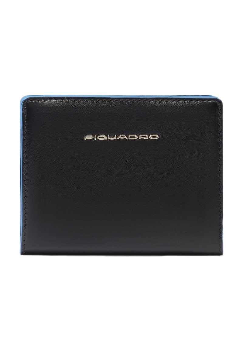 Cartera de cuero negro con detalles en azul, presenta una textura suave y el logo "Piquadro" en relieve en color plata. Forma rectangular, diseño elegante.