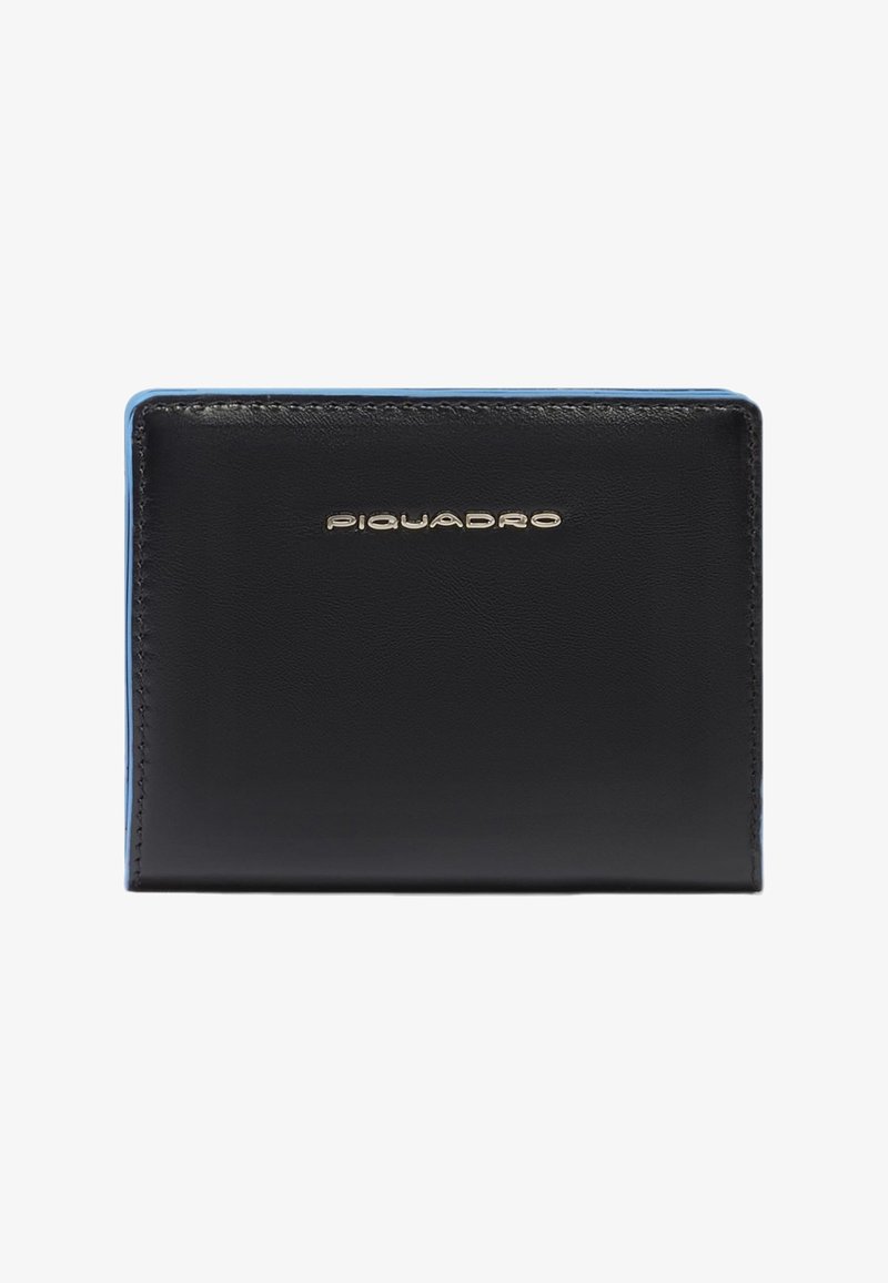 Cartera de cuero negro con detalles en azul, presenta una textura suave y el logo "Piquadro" en relieve en color plata. Forma rectangular, diseño elegante.
