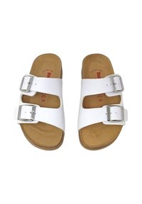 Infradito bianche in materiale sintetico con due fibbie regolabili in argento. Sottopiede marrone e suola beige con texture.