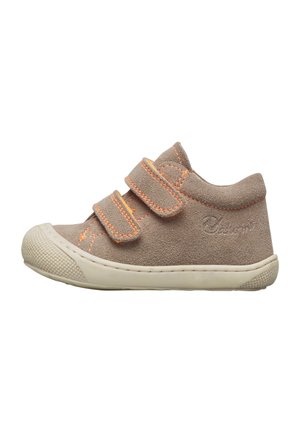 Sneaker in camoscio beige per bambino piccolo con doppia chiusura a strappo, punta in gomma strutturata e cuciture arancioni sulla suola beige.