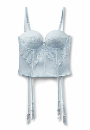 Lyseblå bustier-stil lingerie med blonderoverlay, bøjle-cups, justerbare skulderstropper og fire strømpeholdere, der hænger fra kanten.
