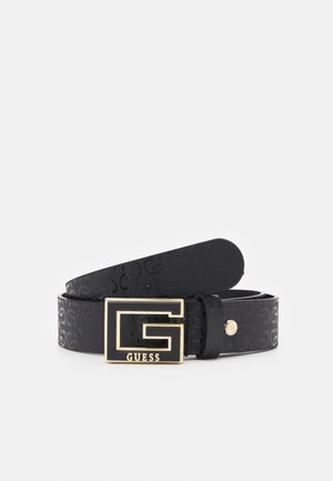 Zwart patroon riem opgerold, met een grote vierkante gouden gesp met een "G" en de tekst "GUESS".