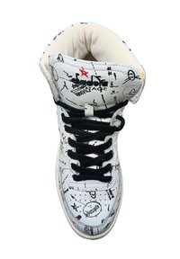 Scarpe sneakers alte in pelle bianca, con motivi in stile graffiti neri e rossi, lacci neri e colletto imbottito.