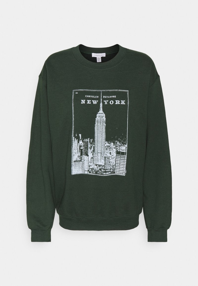 Sudadera de color verde oscuro con un gráfico en blanco del Edificio Chrysler y el texto "NUEVA YORK". Cuello redondo clásico y puños acanalados. Textura de tela suave.