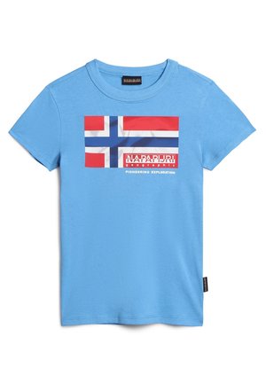 Lyseblå t-shirt med korte ærmer med et norsk flaggrafik og teksten "Napapijri geographic" og "Pioneering Exploration" på fronten.