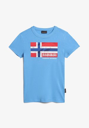 Jasnoniebieska koszulka z krótkim rękawem z grafiką norweskiej flagi oraz napisami "Napapijri geographic" i "Pioneering Exploration" z przodu.