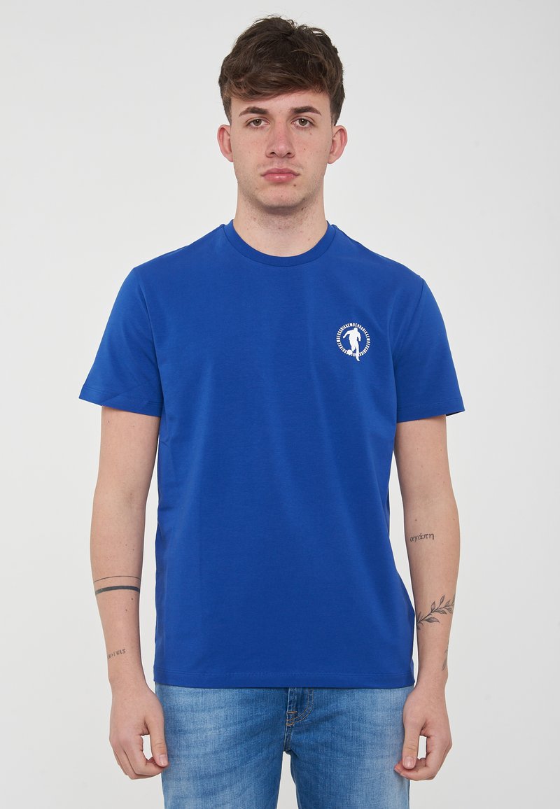 T-shirt a maniche corte, con colletto rotondo, in tessuto di cotone blu brillante. Presenta un piccolo logo grafico bianco sulla parte sinistra del petto.