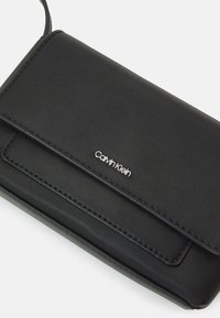 Calvin Klein Taška s příčným popruhem - black