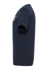 Tumesinist värvi lühikeste varrukatega puuvillane t-särk. Omadusteks ümar kaelus ja sirge lõige. Lihtne disain, puuduvad nähtavad mustrid või aksendid.