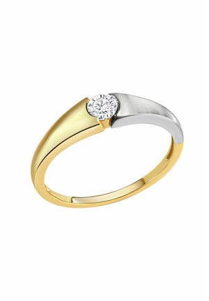 Anello in oro e argento con un diamante rotondo all'incrocio delle due fasce, con una finitura liscia e lucida.