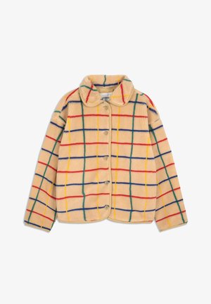 Chaqueta de forro polar beige con líneas de cuadricula rojas, azules, verdes y amarillas, de mangas largas, cuello redondo y botones frontales.