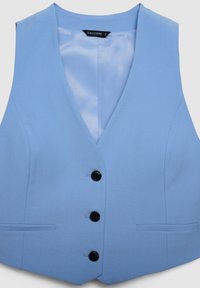 Hellblaues, tailliertes Weste aus glattem Stoff mit tiefem V-Ausschnitt, fünf schwarzen Knöpfen und einer seitlichen Tasche.