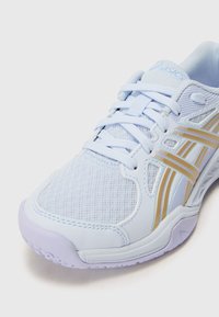 Helles blaues Sportschuh aus Netz- und synthetischen Materialien. Mit goldenen Akzenten und einer strukturierten Sohle für Traktion. Schnürdesign.
