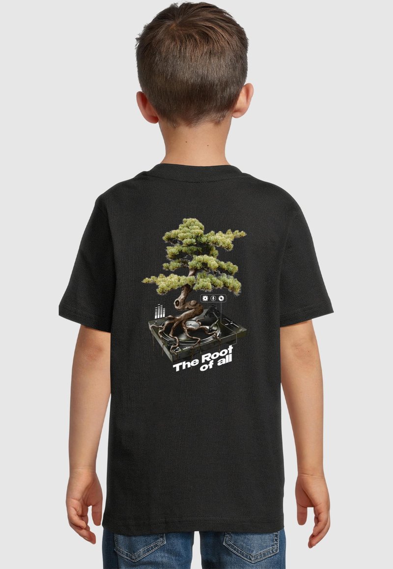 Juodas trumpų rankovių marškinėliai su spalvingu bonsai medžio grafikų ir tekstu "Visų šaknys" balta spalva ant nugaros.