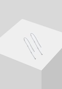 Cercei din argint cu un design elegant. Prezintă croșete lungi din sârmă și lanțuri texturate cu piese cilindrice de accent.