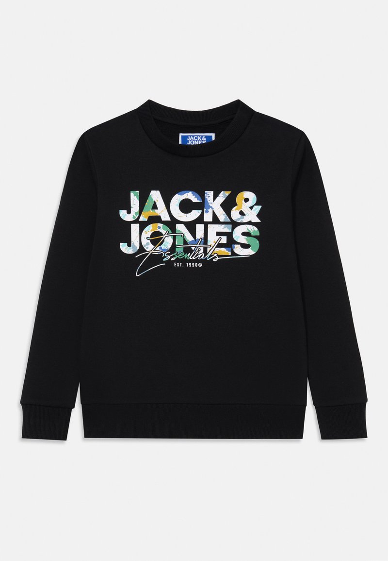 Melna džemperis ar baltu grafiku un daudzkrāsainiem rakstiem, uz kura redzams teksts "JACK & JONES Essentials" un dibināšanas gads "EST. 1990."