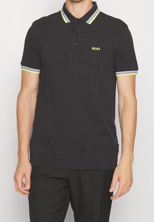 Polo noir avec patte à trois boutons, col contrasté et rayures sur les manches en gris et jaune néon. Présente un petit logo "BOSS".