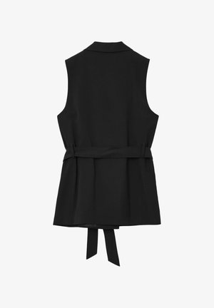 Gilet nero senza maniche con colletto, cintura in vita, caratterizzato da una texture liscia e un taglio dritto, senza tasche né decorazioni.