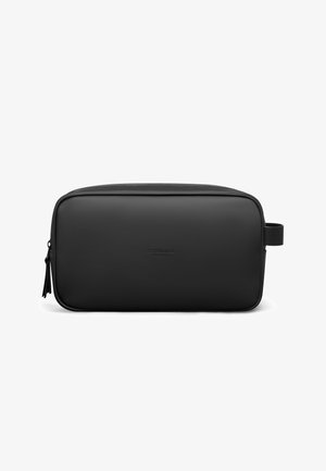 Sort rektangulær toilettaske med lynlåslukning, sidestrop og diskret præget "GASTON LUGA STOCKHOLM" logo på forsiden.