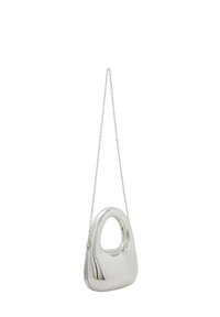 Borsa metallica argento con forma arrotondata, dotata di un manico a taglio e di una tracolla a catena per il trasporto. Superficie liscia e riflettente.