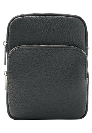 Schwarze strukturierte Leder-Crossbody-Tasche mit zwei Reißverschlussfächern und dezent geprägtem "BOSS"-Logo auf der oberen Vorderseite.