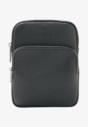 Schwarze strukturierte Leder-Crossbody-Tasche mit zwei Reißverschlussfächern und dezent geprägtem "BOSS"-Logo auf der oberen Vorderseite.