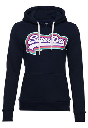 Sweat à capuche bleu marine avec cordons blancs, poche avant et logo coloré "SuperDry" sur la poitrine en blanc, violet, orange et sarcelle.