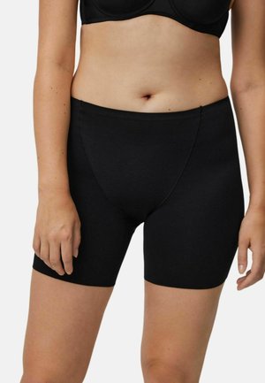 Pantalones cortos negros hasta media pantorrilla hechos de una tela elástica y suave. Textura suave con un diseño sin costuras y un ligero brillo.