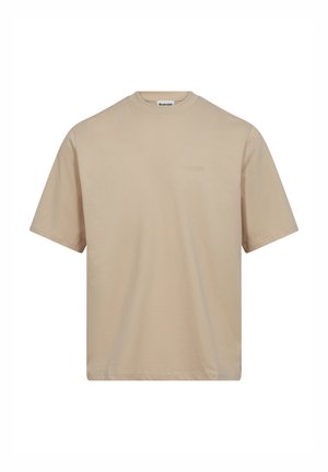 Beige bomulds T-shirt med rund udskæring, korte ærmer og en løs pasform. Har et subtilt brandlogo i en lidt mørkere nuance.