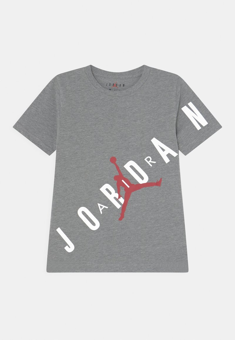 Szara bawełniana koszulka z dużym czerwonym logo Jumpman oraz białym napisem "JORDAN" wydrukowanym na przodzie i rękawie. Krótkie rękawy, okrągły dekolt.