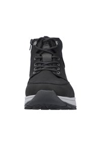 Bota de senderismo negra con cordones en la parte delantera, parte superior texturizada y suela gris en contraste. Incluye un detalle de cremallera en el lateral.