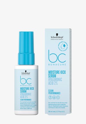 BC Bonacure Moisture Kick Serum in een witte fles met een teal gekleurde dop, met een label met een schone uitstraling; de verpakking is een lichtblauwe doos.