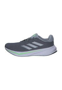 Scarpa da corsa grigio scuro con strisce grigio chiaro, dettagli verde, suola bianca e nera e tomaia in tessuto a rete.
