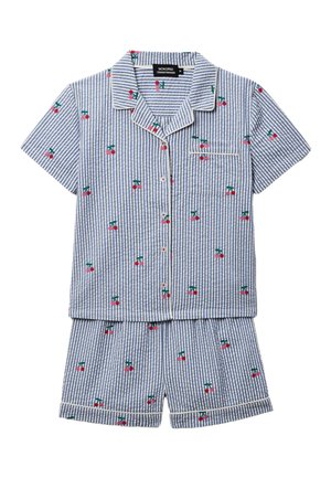 Ensemble de pyjama à manches courtes rayé bleu et blanc avec imprimés de cerises rouges, haut boutonné avec col, poche poitrine, et short assorti avec bordure passepoilée.