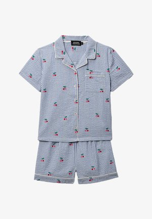 Ensemble de pyjama à manches courtes rayé bleu et blanc avec imprimés de cerises rouges, haut boutonné avec col, poche poitrine, et short assorti avec bordure passepoilée.