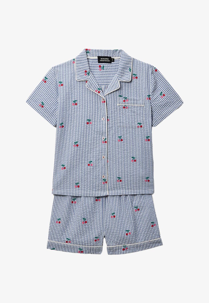Ensemble de pyjama à manches courtes rayé bleu et blanc avec imprimés de cerises rouges, haut boutonné avec col, poche poitrine, et short assorti avec bordure passepoilée.