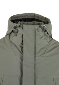 Giacca verde oliva con colletto alto, cordini regolabili e un tessuto esterno liscio. Presenta un pannello frontale con zip e cuciture a vista.
