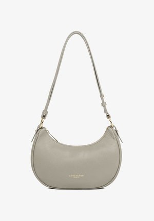 Sac d'épaule en cuir gris en forme de croissant avec bandoulière réglable et logo doré "Lancaster Paris" sur le devant.