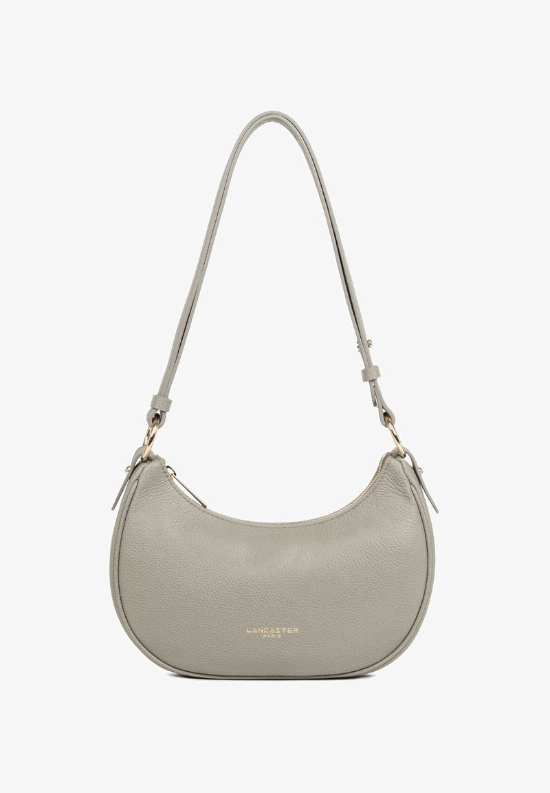 Sac d'épaule en cuir gris en forme de croissant avec bandoulière réglable et logo doré "Lancaster Paris" sur le devant.