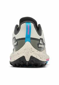 Trailrunning-Schuh mit einem grauen und weißen Mesh-Obermaterial, blauen Fersenlasche, rosa Akzenten und einer strukturierten, gesprenkelten Zwischensohle mit schwarzer Gummisohle.