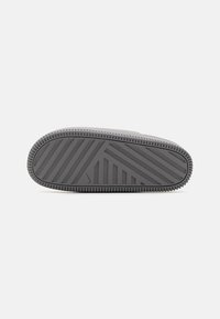 Nike Sportswear CALM MULE UNISEX - Iešļūcenes - flat pewter