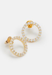 Guldiga hoopörhängen med cirkeldesign, prydda med klara kristaller längs den yttre kanten och en säker studsbackslås.