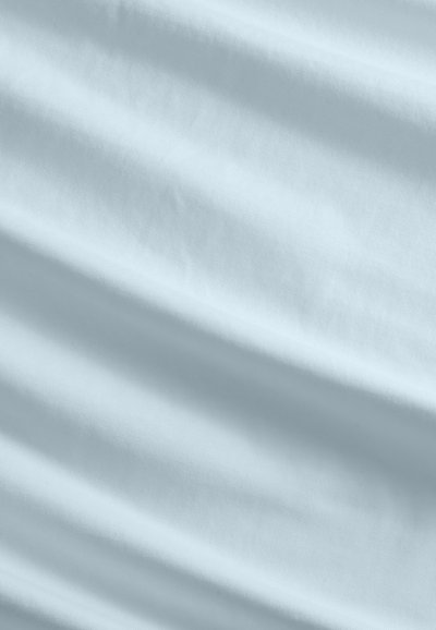 Tela de color azul claro con una textura suave, que presenta pliegues suaves y un brillo sutil, creando un efecto de ola delicado sobre la superficie.