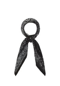 Sort tørklæde med hvidt paisleymønster og stribet tekstur, bundet i en løkke. Har et glat, let væv og spidse ender.