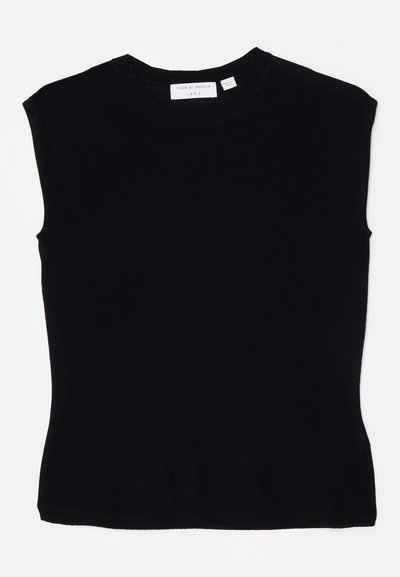 Čierny top bez rukávov vyrobený z pleteného materiálu, s okrúhlym výstrihom a priliehavým strihom s hladkou textúrou. Nálepka na zadnej strane.